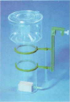 The protein skimmer, specific to sea water, eliminates certain dissolved substances and helps purify the water.